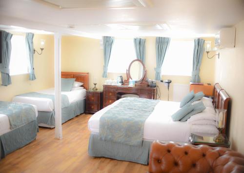 城堡别墅酒店亚客房内的一张或多张床位