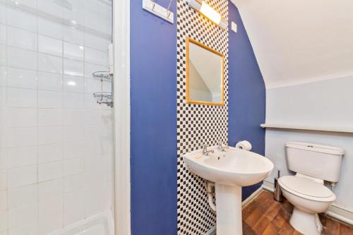 水上伯顿惠灵顿公爵旅馆的浴室配有白色卫生间和盥洗盆。