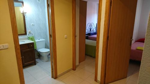 穆尔西亚Apartment La Huerta de Beniajan 50 por ciento dcto directo的客房内设有带卫生间和盥洗盆的浴室