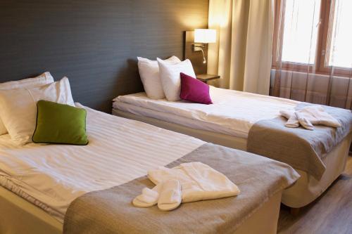 坦佩雷考皮酒店的酒店的客房 - 带两张床和拖鞋
