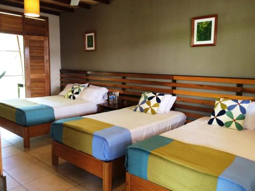 Francisco de Orellana亚马逊河埃利孔旅舍的一间客房内配有两张床的房间