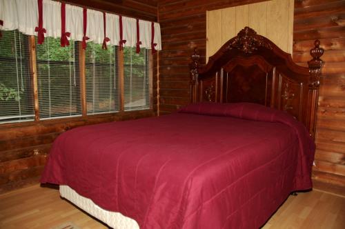Fair Play卡洛琳娜兰丁营地度假村豪华8号度假屋的小木屋内一间卧室,配有一张床