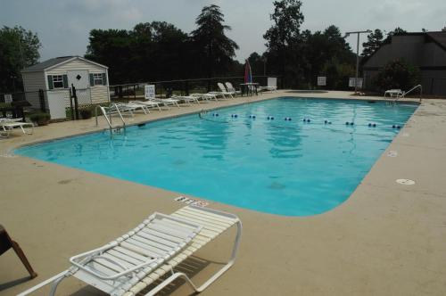 Fair Play卡洛琳娜兰丁营地度假村豪华8号度假屋的一个带白色躺椅的大型游泳池