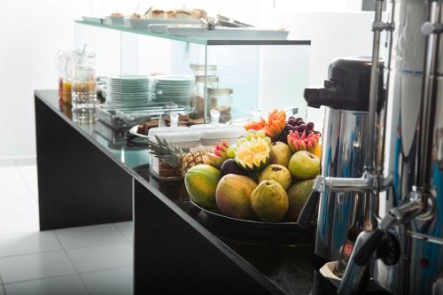 圣克鲁斯-杜卡皮巴里比Etiqueta Hotel的自助餐,在柜台上放上一碗水果