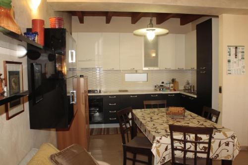 巴列塔Casa-B&B Bouganville Attico 85 mq的厨房配有桌椅和冰箱。