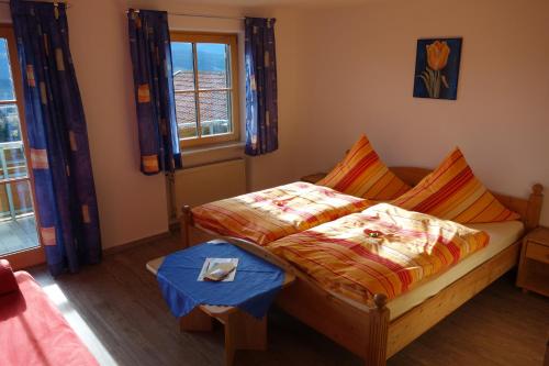 韦尔塔赫Landhaus Suntheim的一间卧室设有一张床和一个窗口