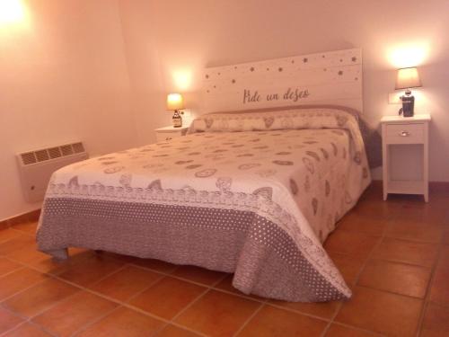 托尔拉Casa de Torla的一间卧室,配有一张带标志的床