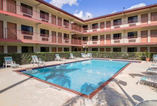 棕榈滩花园亚美利加汽车旅馆的酒店前方的大型游泳池