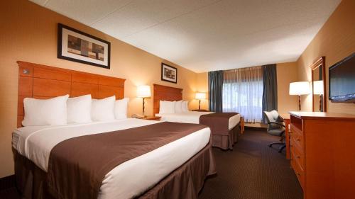 贝瑟尔丹伯里/伯特利优选贝斯特韦斯特酒店的酒店客房设有两张床和电视。