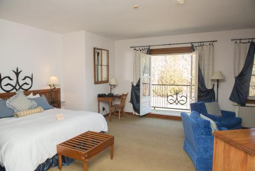 戈德里奇班米勒Spa酒店的一间卧室配有床、椅子和窗户