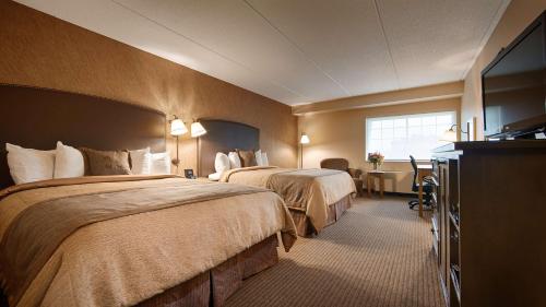 明尼阿波利斯诺曼底贝斯韦斯特套房酒店的酒店客房设有两张床和窗户。