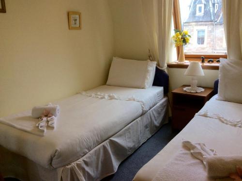 因弗内斯康内尔苑公寓的小房间设有两张床和窗户