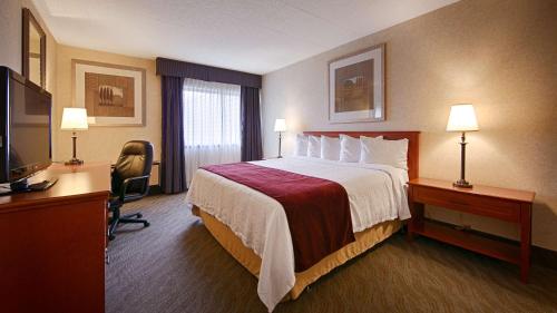 北湾北部湾贝斯特韦斯特酒店及会议中心的酒店客房配有一张床、一张书桌和一台电视。