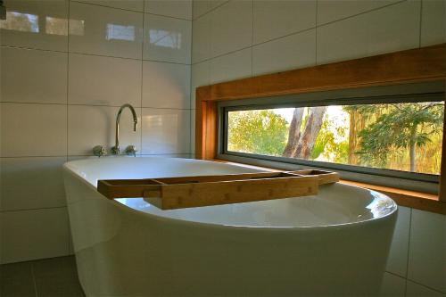 卡斯尔梅恩巴特沃思度假屋的带浴缸的浴室和窗户