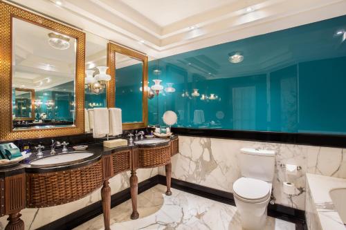 阿格拉欧贝罗伊阿玛维拉斯阿格拉酒店的一间带卫生间、水槽和镜子的浴室