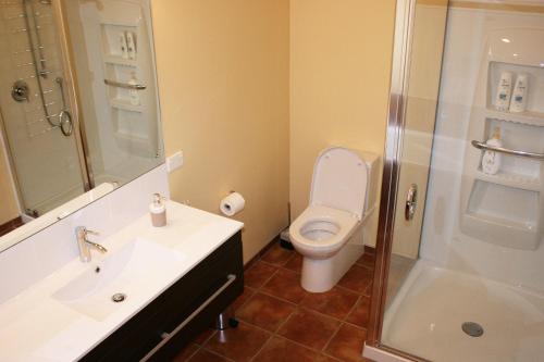怀普Strathaven Bed and Breakfast的浴室配有卫生间、盥洗盆和淋浴。