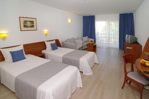 辛尼莫雷特贝拉维斯塔海滩俱乐部全包酒店的酒店客房,设有两张床和一张沙发