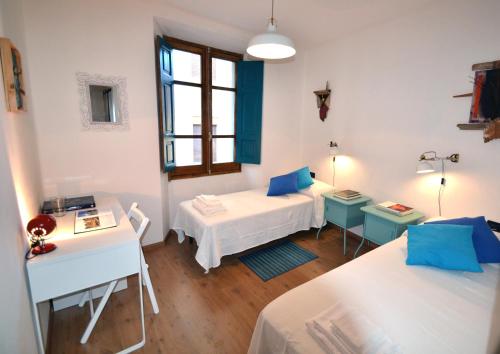 努奥罗Il Bandito Re的客房设有两张床、一张桌子和一个窗户。