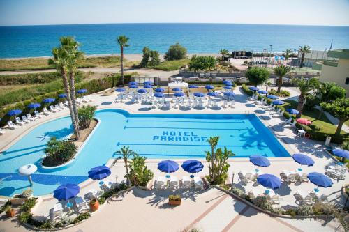 曼达托里乔码头天堂村酒店的享有酒店天堂的空中景致,设有游泳池和海洋
