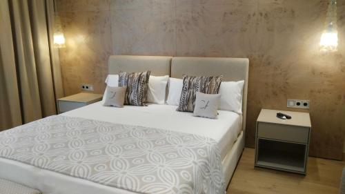 普拉加德阿罗Cosmo Apartments Platja d'Aro的卧室配有带枕头的大型白色床