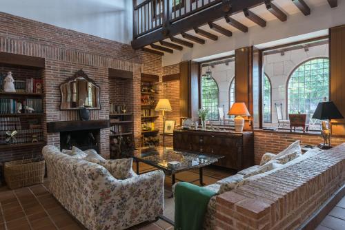 ArcosMolino De La Vega的客厅设有两张沙发和一个壁炉