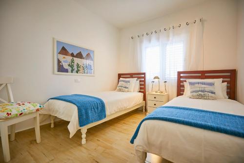 阿列塔Eco Casa Gaviota的一间卧室设有两张床和窗户。