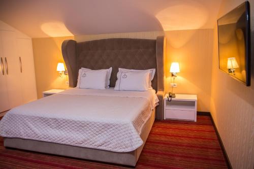 萨兰达圣塔夸兰塔尊贵度假村的卧室配有一张带白色床单和枕头的大床。