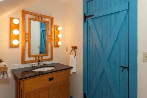 费尔法克斯Inn at Buck Hollow Farm的浴室设有蓝色门和水槽