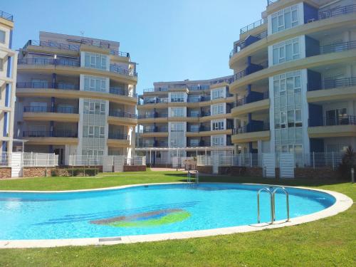 塞代拉Apartamento Piscina Playa Cedeira的部分公寓大楼前的游泳池