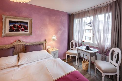 斯坦斯施塔德贝克餐厅和酒店的卧室配有一张床和一张桌子及椅子
