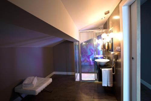 奥拉贝里亚城堡酒店的一间带玻璃淋浴和水槽的浴室