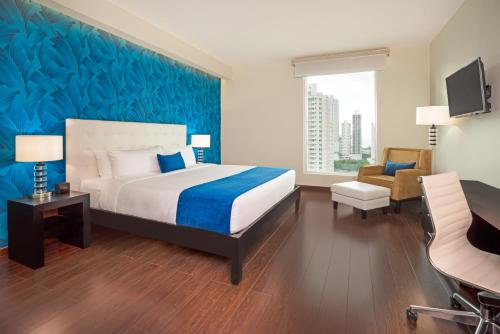 巴拿马蓬塔帕西菲卡华美达广场酒店客房内的一张或多张床位