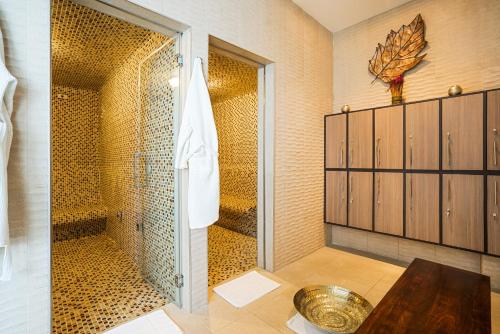 巴拿马蓬塔帕西菲卡华美达广场酒店的一间浴室
