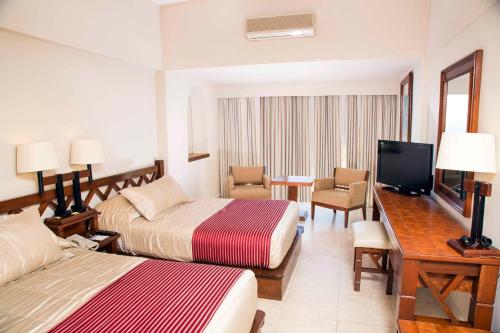 瓦哈卡市福廷广场酒店的酒店客房设有两张床和一台平面电视。
