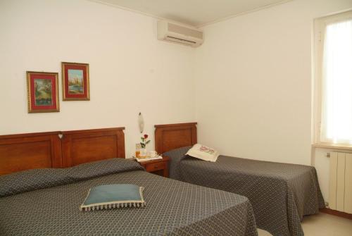 格罗塞托港卡夫普里斯科公寓的客房设有两张床和窗户。