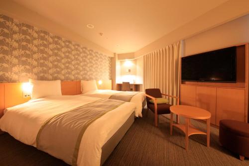 札幌札幌站前里士满酒店的一间酒店客房,配有一张大床和一台平面电视