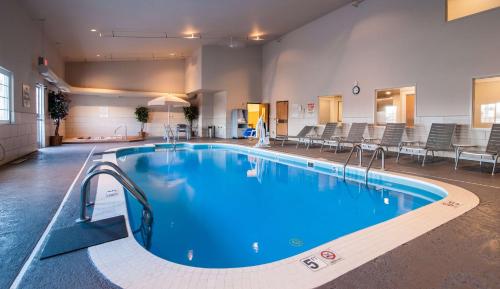 埃姆斯贝斯特韦斯特普鲁士大学公园套房酒店的一座带椅子的大型游泳池