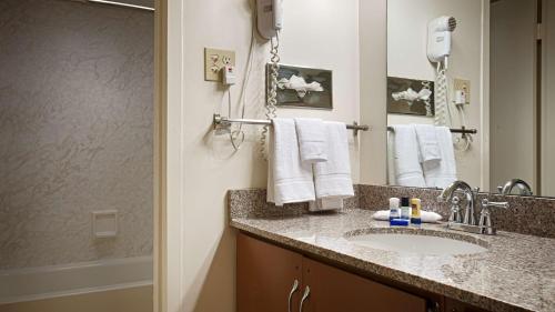 锡代利亚国展贝斯特韦斯特酒店的一间带水槽和镜子的浴室