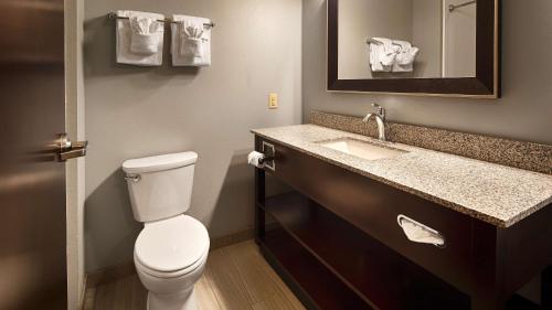 波兰博德曼贝斯特韦斯特PLUS酒店及套房的一间带卫生间和水槽的浴室