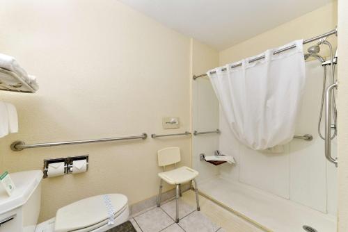 伊利里亚伊利里亚贝斯特韦斯特酒店的带淋浴、卫生间和盥洗盆的浴室