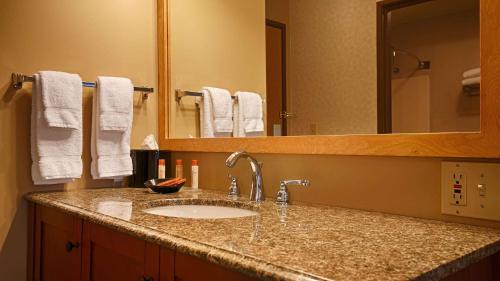 Rogue River罗格河畔贝斯特韦斯特酒店的浴室的柜台设有水槽和镜子