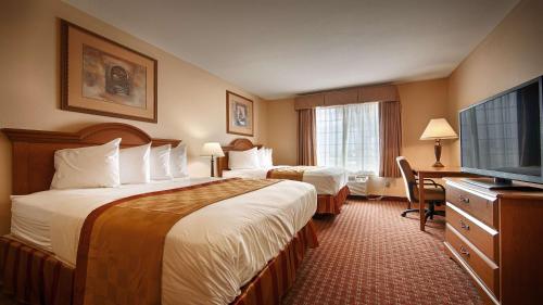 哈灵根卡萨别墅贝斯特韦斯特酒店的酒店客房设有两张床和一台平面电视。