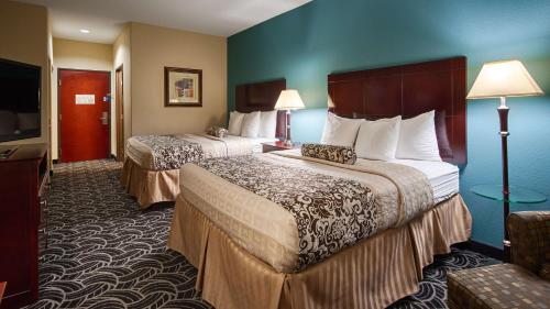 凯蒂贝斯特韦斯特百老汇套房酒店 的酒店客房设有两张床和一台平面电视。