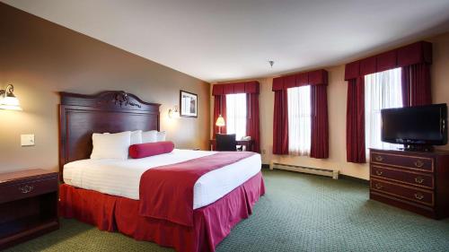 阿什兰希克梅根贝斯特韦斯特酒店的配有一张床和一台平面电视的酒店客房