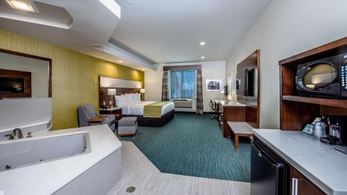 加迪纳市Best Western Plus Gardena-Los Angeles Inn & Suites的一间酒店客房 - 带一张床和一间浴室