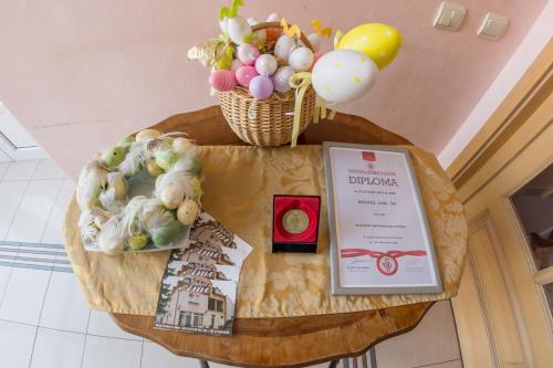 诺维萨德Villa Ami的一张桌子上放着证书和蔬菜