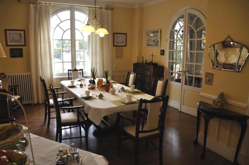 Saint-Félix莱斯艾瑞斯别墅酒店的一间用餐室,在房间内配有桌椅