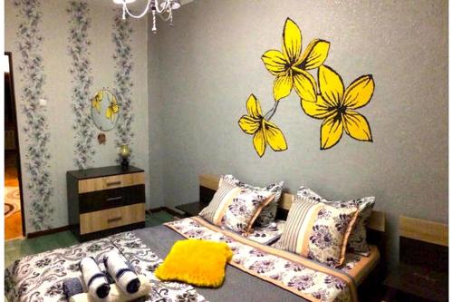 阿拉木图Apartments on Samal 1的卧室配有一张床上的黄色蝴蝶。