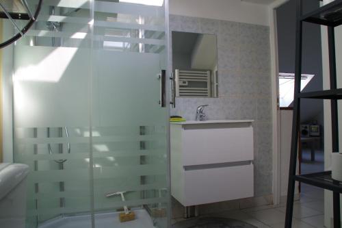 埃塔普勒L'annexe的一间带玻璃淋浴和水槽的浴室
