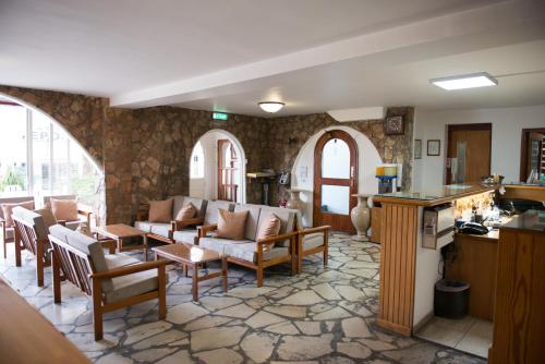 利马索尔乐村酒店 的客厅配有椅子和桌子